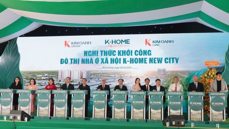 Các đại biểu thực hiện nghi thức khởi công Đô thị nhà ở xã hội K-Home New City.