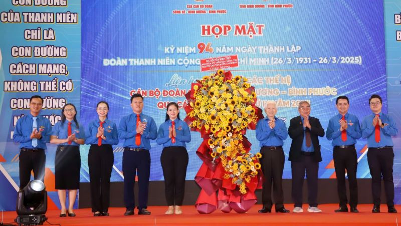 Nguyên Chủ tịch nước Nguyễn Minh Triết tặng lẵng hoa chúc mừng buổi họp mặt.