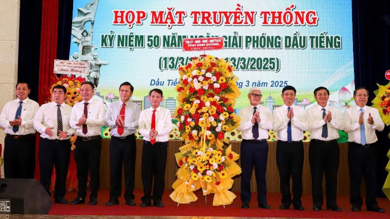 Lãnh đạo tỉnh Bình Dương trao tặng hoa chúc mừng buổi họp mặt truyền thống. 