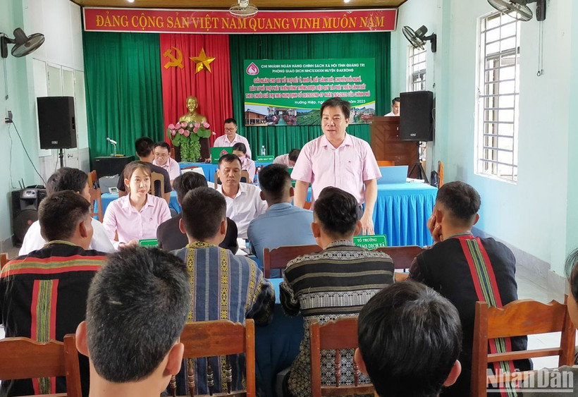 Phòng Giao dịch ngân hàng chính sách xã hội huyện Đakrông triển khai các dịch vụ tín dụng phục vụ khách hàng.