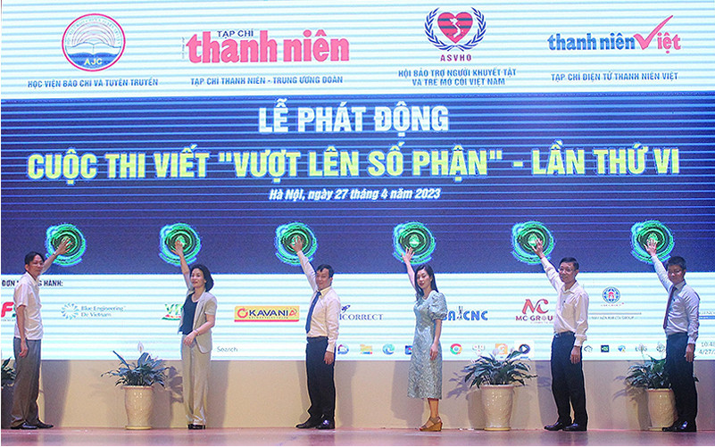 Đại diện Ban tổ chức và các đơn vị liên quan thực hiện nghi thức khởi động Cuộc thi viết “Vượt lên số phận” lần thứ VI.