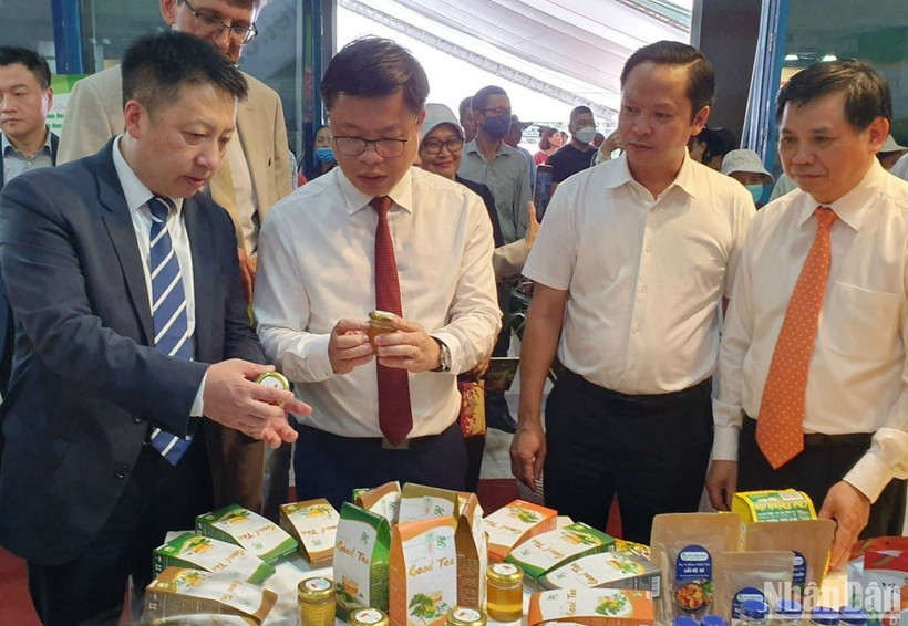 Hội chợ xúc tiến thương mại nông nghiệp quốc tế được tổ chức thường niên thu hút doanh nghiệp và người tiêu dùng tham gia.