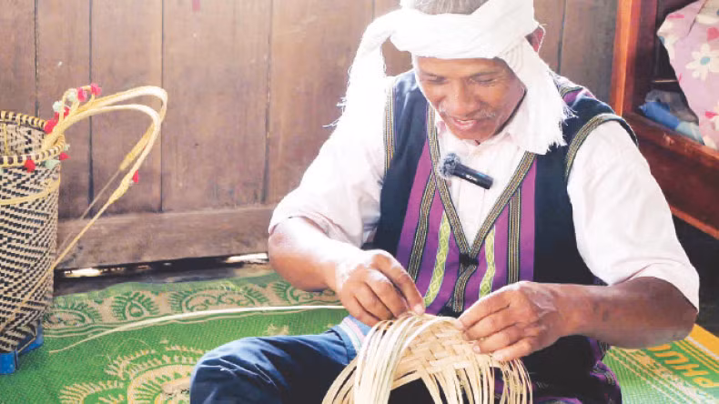 Ông Ya Tim thực hiện công đoạn tạo hình chiếc gùi. 