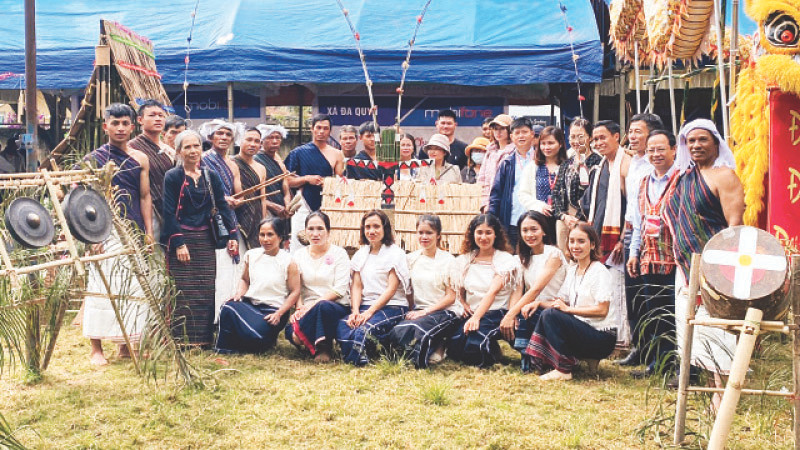 Các già làng, nghệ nhân ở plei Ma Bó và những truyền nhân bảo tồn văn hóa truyền thống.