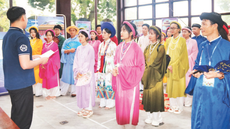 Đại diện các doanh nghiệp lữ hành nghe giới thiệu trước khi trải nghiệm thực tế ảo IV COM. 