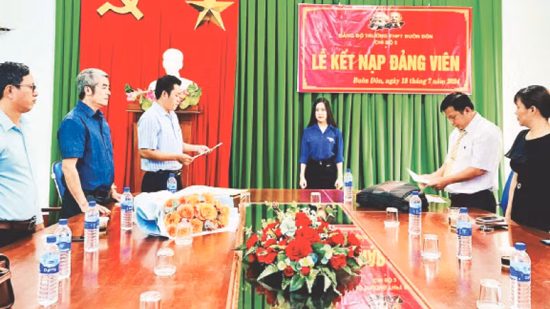 Lễ kết nạp đảng viên mới của Chi bộ 2, Đảng bộ Trường trung học phổ thông Buôn Đôn.
