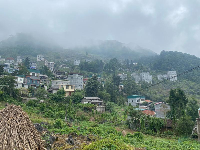 Những ngôi nhà được xây dựng kiên cố, khang trang tại xã Phú Lũng, huyện Yên Minh (Hà Giang).