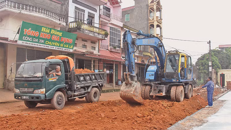 Đơn vị thi công đẩy nhanh tiến độ nâng cấp tuyến đường dẫn vào chợ Mọc tại thị trấn Cao Thượng, huyện Tân Yên (Bắc Giang).