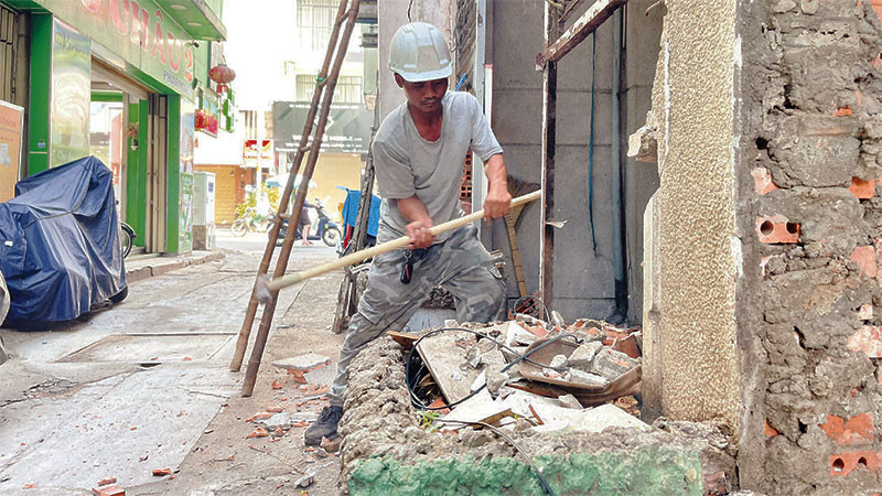 Công nhân thi công mở rộng hẻm 549, đường Nguyễn Đình Chiểu (Phường 2, Quận 3) sau khi người dân hiến đất.