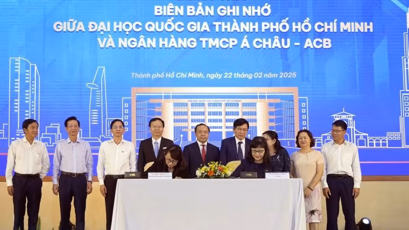 Đại diện lãnh đạo ACB và Đại học Quốc gia Thành phố Hồ Chí Minh ký kết Biên bản ghi nhớ hợp tác hỗ trợ tài chính cho sinh viên.