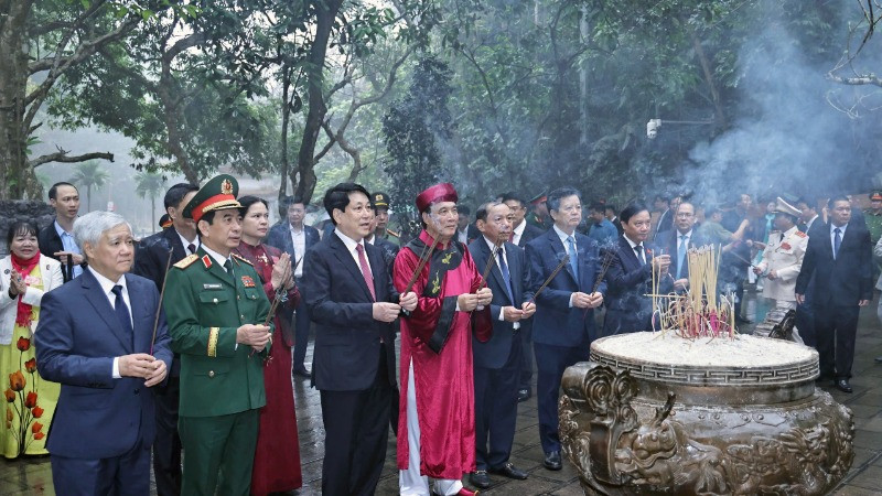 Chủ tịch nước Lương Cường cùng các đại biểu tại Lễ dâng hương Giỗ Tổ Hùng Vương (Ảnh: NGỌC LONG)