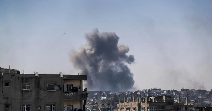 Khói bốc lên sau cuộc không kích của Israel tại Gaza. (Ảnh: TTXVN)