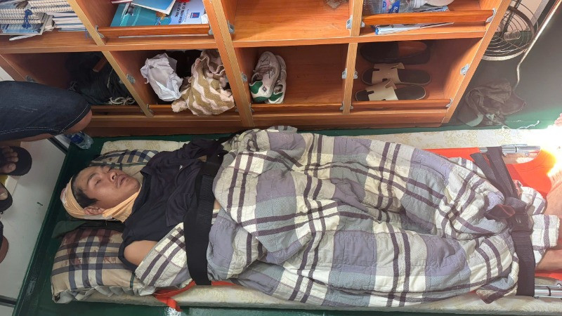 Ngư dân Hà việt Toán được sơ cấp cứu và đưa về Cảng An Thới, đảo Phú Quốc để tiếp tục điều trị.