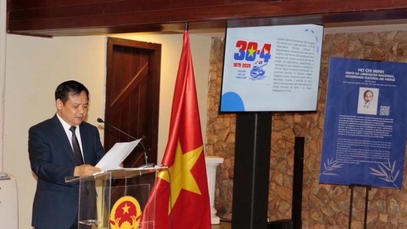 Đại sứ Việt Nam tại Brazil Bùi Văn Nghị phát biểu tại buổi gặp gỡ. Ảnh: TTXVN