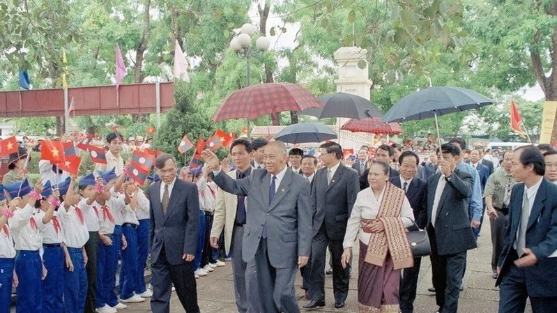 Thiếu nhi tỉnh Nghệ An chào đón Chủ tịch Đảng, Chủ tịch nước Lào Khamtay Siphandone tới thăm năm 2002. (Ảnh: TTXVN)