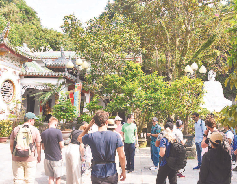 Khách du lịch tham quan các danh lam thắng cảnh ở thành phố Đà Nẵng. (Ảnh: ANH ĐÀO)