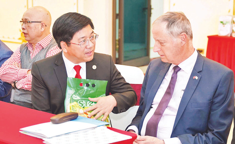 Ông Hồ Xuân Hiếu đang trao đổi với Đại sứ đặc mệnh toàn quyền Israel tại Việt Nam Yaron Mayer về liên kết trồng lúa hữu cơ.