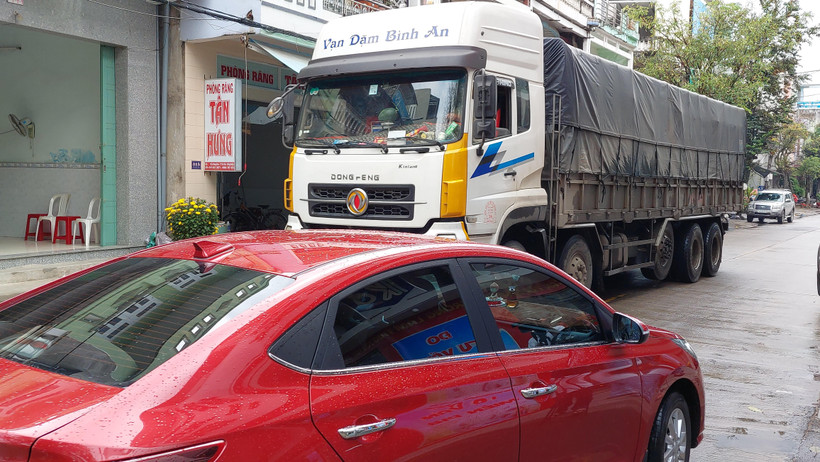 Do chưa có tuyến tránh, lưu lượng lớn các phương tiện giao thông hằng ngày ra vào trung tâm thị trấn La Hai dễ gây mất an toàn giao thông.