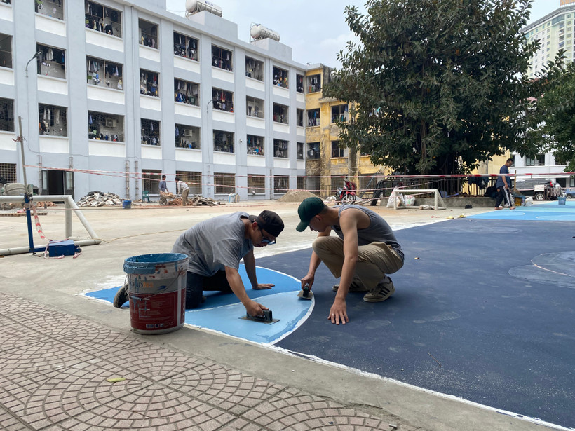 Nhóm của Đặng Thanh Hiển thực hiện vẽ trên mặt sân tại ký túc xá Trường đại học Giao thông vận tải.