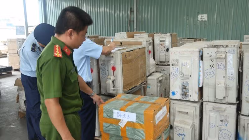 Kiểm tra và niêm phong sản phẩm hàng điện tử không rõ nguồn gốc, xuất xứ. 