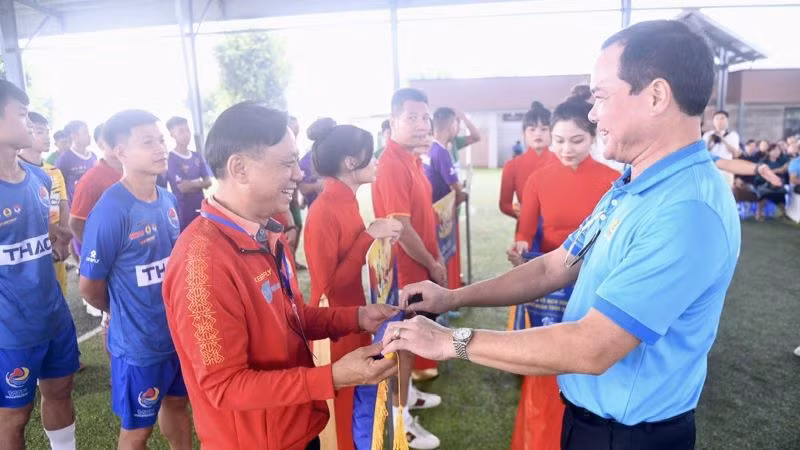 Chủ tịch Tổng Liên đoàn Lao động Việt Nam Nguyễn Đình Khang trao cờ cho các đội vào vòng chung kết.