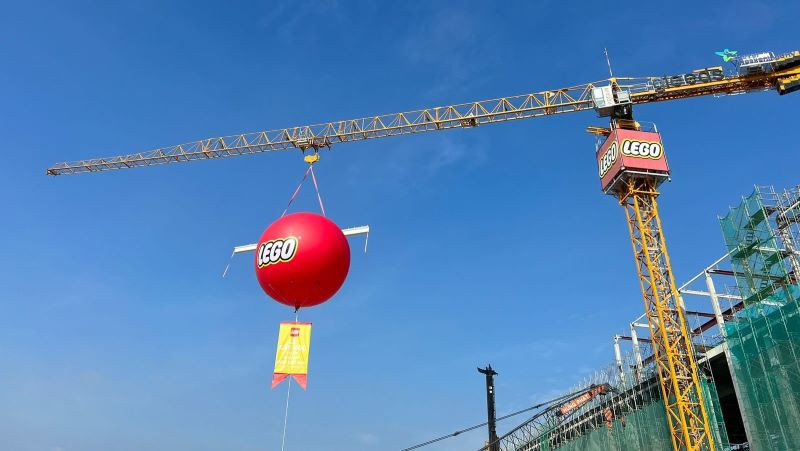 Thanh thép được nâng lên và hoàn tất việc cất nóc toà nhà đúc khuôn. 