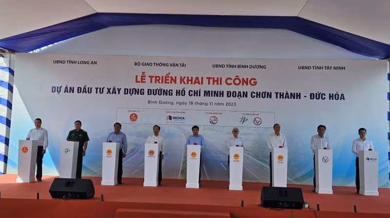 Các đại biểu thực hiện nghi thức khởi công.