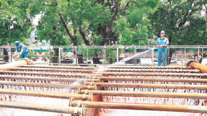 Công nhân tiến hành vệ sinh hệ thống cấp nước sạch tại Nhà máy nước Yên Phụ. (Ảnh Đỗ Tâm)