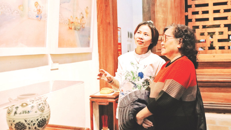 Công chúng tham quan triển lãm nghệ thuật tại đình Nam Hương.