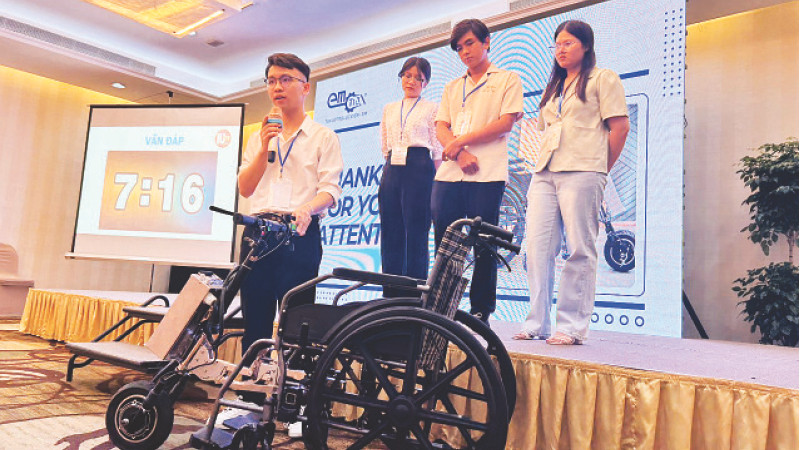 Nhóm E-MOTION đang trình bày về dự án cải tạo xe lăn tay.