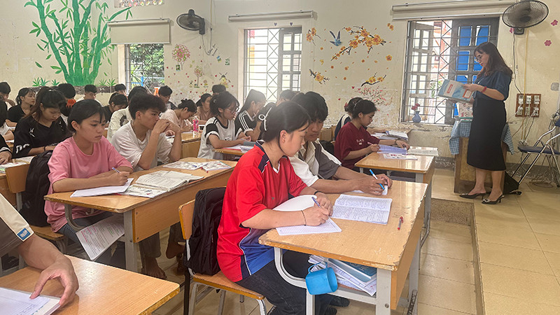 Phòng học chật chội tại Trường phổ thông dân tộc nội trú huyện Điện Biên.