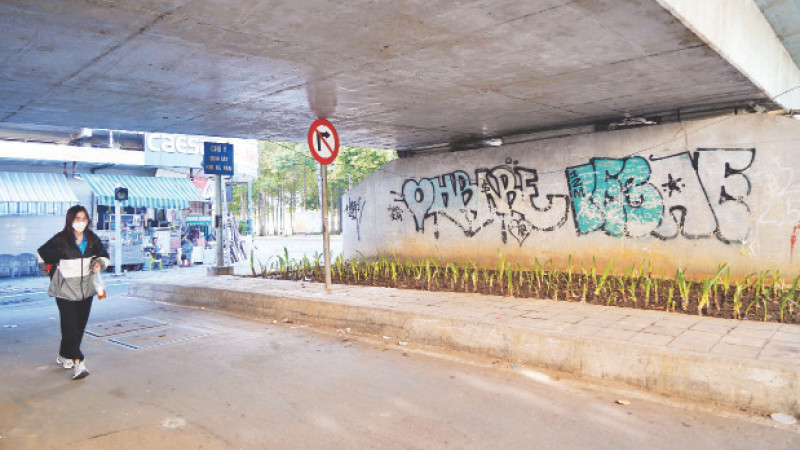 Chân cầu Nguyễn Tri Phương, Quận 5 bị vẽ bẩn . (Ảnh THẾ ANH)