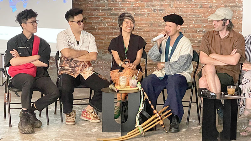 Nhóm nghệ sĩ trẻ trao đổi về dự án "Lên Ngàn".