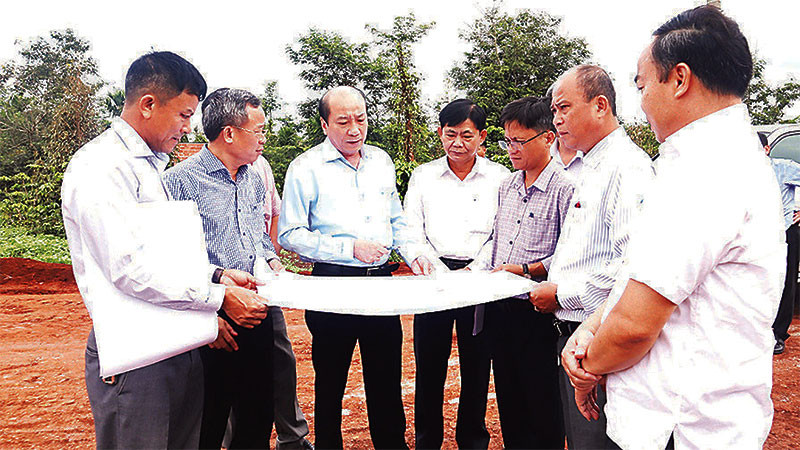 Chủ tịch Ủy ban nhân dân tỉnh Đắk Lắk Phạm Ngọc Nghị (đứng thứ 3 từ trái sang) kiểm tra, xử lý những vướng mắc tại Dự án xây dựng đường tránh Đông thành phố Buôn Ma Thuột.
