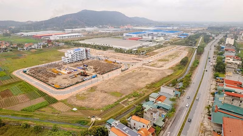 Dự án nhà ở khu công nghiệp Đông Mai tại thị xã Quảng Yên (Quảng Ninh) đang được thi công.