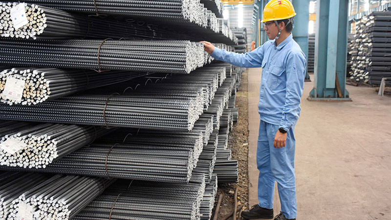 Kiểm tra chất lượng thép xây dựng trước khi xuất xưởng. (Ảnh: THỤY NHIÊN)