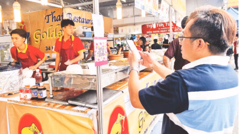 Cách thanh toán không tiền mặt ngày càng được người dân ưa chuộng.
