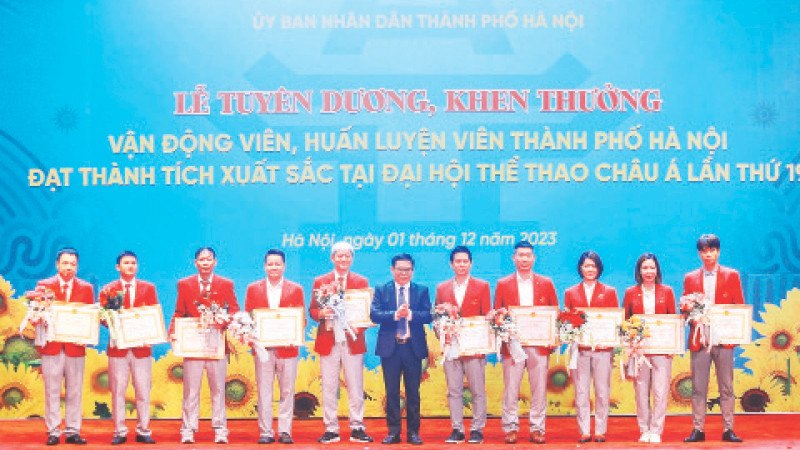Lãnh đạo Sở Văn hóa và Thể thao Hà Nội tuyên dương các vận động viên đạt thành tích cao trong năm 2023.