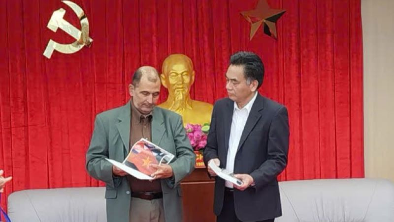 Đồng chí Oscar Alberto Sánchez Serra, Phó Tổng Biên tập Báo Granma trao tặng ấn phẩm của báo có bài viết tuyên truyền về Việt Nam cho đồng chí Nguyễn Lộc Hà, Phó Chủ tịch Ủy ban nhân dân tỉnh Bình Dương.