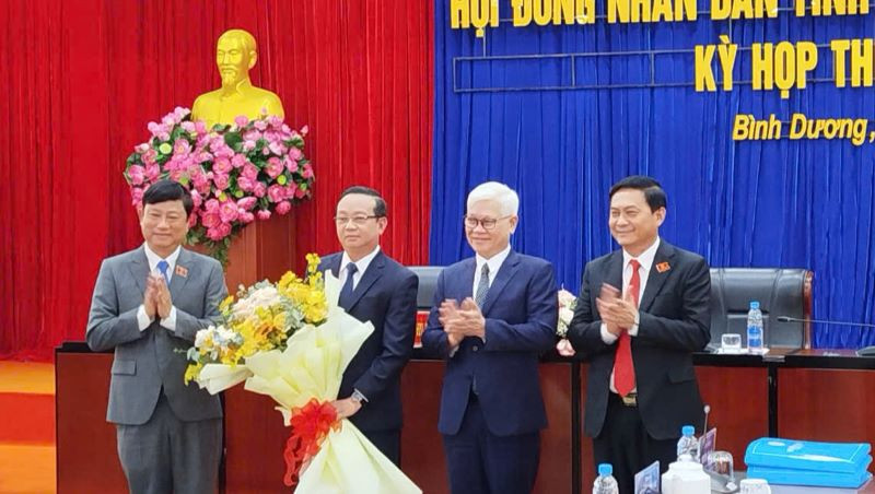 Lãnh đạo tỉnh Bình Dương trao tặng hoa chúc mừng đồng chí Bùi Minh Thạnh.