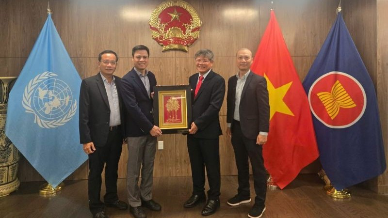 Ông Trần Công Kha – Chủ tịch Hội đồng quản trị VRG (bên phải) tặng quà lưu niệm Đại sứ Đặng Hoàng Giang – Trưởng Phái đoàn Lãnh sự quán Việt Nam tại New York, Hoa Kỳ. Ảnh VRG