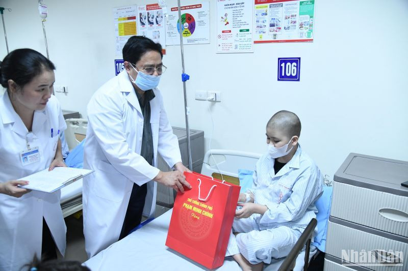 Thủ tướng Phạm Minh Chính thăm, tặng quà động viên bệnh nhi đang điều trị tại Viện Huyết học - Truyền máu Trung ương.