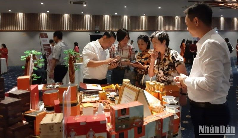 Khách hàng tham quan, thưởng thức sản phẩm đặc sản đặc trưng khu vực miền núi, vùng sâu, vùng xa tại hội thảo.