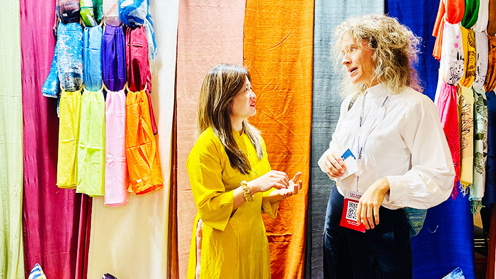 Sau hơn 10 năm tâm huyết, Lương Thanh Hạnh (bên trái) đã chung tay vực dậy một làng nghề danh tiếng có nguy cơ mai một. 