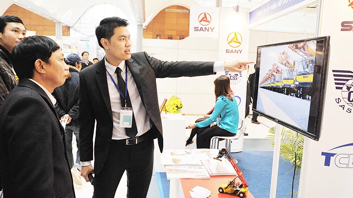 Các doanh nghiệp đang ngày càng chú trọng áp dụng công nghệ mới để xây dựng và phát triển. Ảnh: NAM ANH