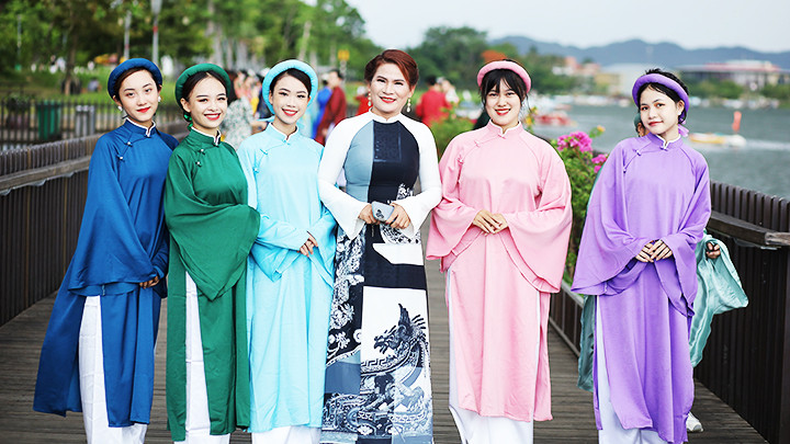 Một bộ sưu tập áo dài Huế.