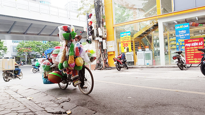 Thực trạng hàng rong đang đặt ra yêu cầu quản lý hiệu quả hơn.