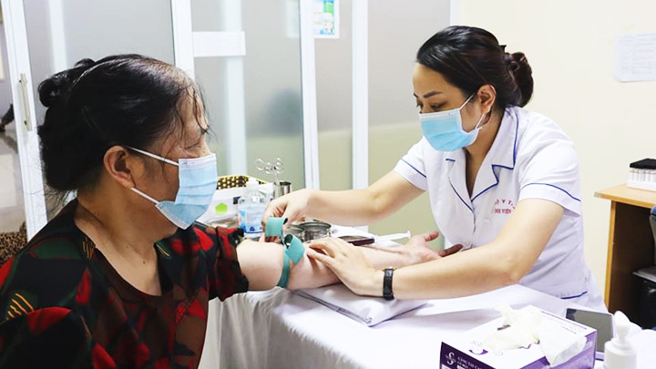 Bộ Y tế khuyến cáo cần tập trung bảo vệ nhóm nguy cơ cao trước virus SARS-CoV-2. 