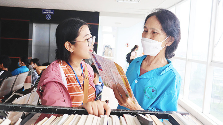 Đưa sách đến tận phòng cho bệnh nhân.