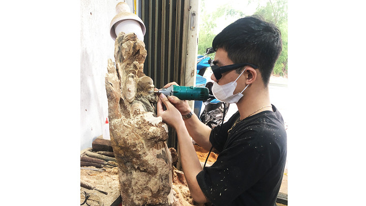 Đã có nhiều người trẻ của làng Dư Dụ tham gia làm nghề truyền thống. 